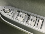 窓の開閉やミラー調整に関わるスイッチを運転席側にまとめています。各ボタンに図柄が付いていて役割を確認しやすく、乗車後すぐ手元で操作できる便利なレイアウトです。