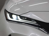 「アダプティブハイビームシステム(AHS)」が装備。LEDの配光範囲を細やかに制御し、先行車や対向車に光が当たる部分だけを自動的に遮光するので、ハイビームでの走行頻度がより向上します。