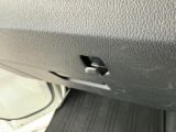 【フック】フックの用途は様々。手荷物のバッグや買い物袋、ビニール袋をぶら下げてゴミ箱にしても良いですね♪