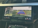 【 サラウンドビューカメラ 】車両の4つのカメラから得た映像を合成し、上空から眺めているような映像をモニターに映し出します。車両周辺の歩行者や障害物などの発見に役立ちます。