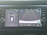 【パノラミックビューモニター】クルマを真上から見下ろした視点で駐車をサポートします。クルマの斜め後ろや真横など、いち早く障害物に気が付くことができます。