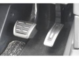アルミ調ペダルクラスター】(アクセル/ブレーキ)足元にスポーティで上質な印象を与え、運転時の気分を高めます。