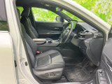 運転席まわりを見渡しやすい配置で、シートやドア内張りは落ち着いた色合い。前席に座った際の視界が広がり、日々の移動もゆったり過ごせる室内空間です。