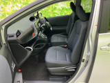 前席はゆったりとした座面で、運転席からの見通しも確保しやすいレイアウトです。落ち着いた内装色で、日々の通勤や長めの移動も心地よくお過ごしいただけます。