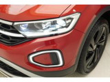 【IQ.LIGHT】対向車や前走行車を認識し、マトリックスモジュールに搭載されたLEDを個別に制御照射する先進のライティングテクノロジーを搭載。