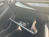 大型のグローブボックスは車検証など大きな物もすっぽりと収まるサイズとなっております。
