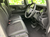 前席は視界を遮りにくいすっきりとした運転席まわりで、ゆったりと座れるシートも魅力です。足元には余裕があり、乗り降りから日々の移動まで快適にお使いいただけます。