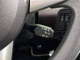 クルーズコントロール機能付きです。走行中に先行車の様子を検知しながら、設定した車速の範囲内で先行車との距離のキープを支援します。詳細は販売店スタッフまでおたずねください。