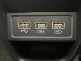 センターコンソール部には急速充電用のtypeC対応USBジャックとナビ接続用のUSBジャックが設置されております。