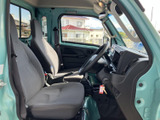 運転席と助手席が並ぶ室内は、前方や左右の窓から周囲を見渡しやすいレイアウト。落ち着いた色調のシートで、乗り降りしやすく、毎日の移動にもなじみます。
