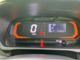 速度やシフト位置などを確認できる表示がまとまり、運転中も必要な情報を目で追いやすい配置です。視線の移動を抑えながら、走行に関わる情報を確認しやすく、日々の運転をサポートします。