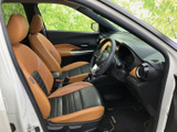 明るいブラウンとブラックを組み合わせたシートが、落ち着きのある運転席まわりを演出します。前方へ広がる視界とゆったりした座面で、日々の移動も快適にお過ごしいただけます。