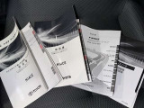 メンテナンスノート、取扱説明書ですね。 車の情報が凝縮されています。 車の整備記録が記載されている大事な物ですよ。