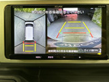 後方の映像と車両周辺の表示を確認でき、駐車時の安全確認をサポートします。目安となるガイド線も表示されるため、狭い場所での車庫入れにも役立ちます。
