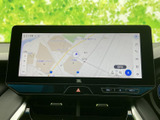 画面上に地図と現在地を表示し、周辺の道路を確認しながら目的地までの移動をサポートします。表示エリアも広く、運転中に必要なルート情報を見つけやすい画面です。
