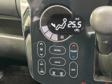 【オートエアコン】一度お好みの温度に設定すれば、車内の温度を検知し風量や温度を自動で調整。暑い&hellip;寒い&hellip;と何度もスイッチ操作をする必要はありません。快適な車内空間には必須の機能ですね♪