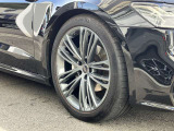 20インチ純正アルミホイール装備です。全車両に標準装備の純正アルミホイールは、純正ならではのバランスの良いデザインと、走行安定性をお楽しみ頂けます。