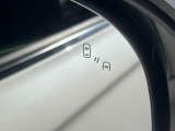 【ブラインドスポットワーニング】走行中、ドアミラーの死角になりやすい箇所に後続車が接近するとサイドミラー付近に警告を表示、ドライバーに注意喚起をしてくれます。