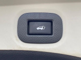 【パワーバックドア】スマートキーや運転席のボタンを押すだけでリアゲートが自動で開閉します!荷物を持っている時や、高い位置にあるバックドアを閉める際に便利な機能です♪