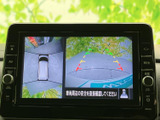 車両周辺の映像を画面で確認でき、駐車時の周囲確認を助けてくれる装備です。後方の目安となるガイド表示も備わり、狭い場所での駐車や切り返しの際にも心強いです。