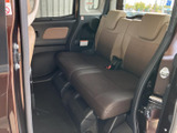 後席には横並びの座席とヘッドレストが備わり、複数人での乗車に対応する室内です。窓から外を眺めやすく、ブラウン系のシートが落ち着いた印象。乗員がくつろぎながら移動できる、広さを感じる空間となっています。