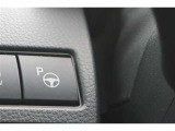 アドバンスト パーク付きです。カメラやソナーによって、周囲を監視しながら駐車を支援。障害物を検知した場合には警報を鳴らし、ブレーキ制御を行うことで接触回避を支援します。