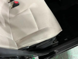 痛みの出やすい運転席シートの角、フロアマット、座面、ともに良好です