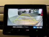 バックギアに入れますとご覧のような画像に自動的に切り替わります。車庫入れ時に役立ちます。