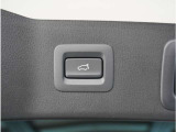 【パワーバックドア】スマートキーや運転席のボタンを押すだけでリアゲートが自動で開閉します。両手に荷物を持っている時や高い位置のバックドアを閉める際に便利な機能です。