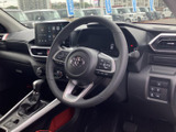 運転席まわりはメーターや画面、スイッチ類が見渡しやすくまとめられています。前方の視界も広く、座ったときに各部を確認しやすい配置です。毎日の移動を落ち着いて始められます。