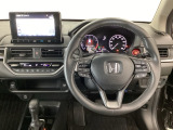 【ハンドル】運転にかかわる様々な操作を安全に行えるように視点移動が少なく操作性に配慮されたスイッチ類が凝縮されたコックピットです。