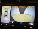パノラミックビューモニターを装備。駐車場や交差点でクルマを真上から見るように周囲を確認できます。機能の詳細は販売店スタッフまでおたずねください。