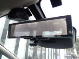 スマートルームミラーがリヤカメラで車両後方の映像ルームミラー表示しをクリアな後方視界を確保してくれます。