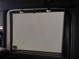 後席にお乗りの方が眩しくないように日差しを軽減する格納式リヤドアサンシェードが付いてます