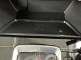 エンジン稼働中にQi規格に対応したスマートフォンなどを置くだけで、充電ができるワイヤレスチャージャーを搭載しています。