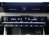 ★運転席と助手席でそれぞれお好みに合わせて温度設定が行えるフルオートエアコンです。外気温や室温、日射量を感知し、吹き出し温度、風量を緻密に制御します