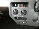 マニュアルエアコン装着です。夏は、快適に、冬でも車内の曇りを取ってくれるので安全です。
