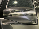 ウィンカー内蔵ドアミラーを開発したのは『メルセデス・ベンツ』です。他車からの視認性が高まり、事故の可能性を低減させています。更に、点灯部分はドライバーの視界に入らないように設計されています。