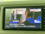 テレビ番組を画面で視聴でき、停車中の待ち時間などにも活用できます。画面には番組映像と字幕が表示され、音声とあわせて楽しめる便利な装備です。