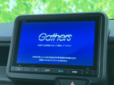 大きく見やすい画面で、ナビやオーディオの各機能をまとめて利用できます。画面下には操作ボタンが並び、目的の機能を選びやすい配置です。毎日の移動をサポートします。