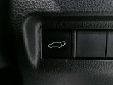 荷物の積み下ろしがぐっと楽になる「パワーバックドア」装備しています。 背の低い方や力の弱い方でも無理なく操作出来ます。