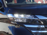 【LEDヘッドライト】悪天候や夜間走行時も良好な視界を確保し安心して運転できる高輝度LEDヘッドライトを装備!点灯速度が早く、消費電力も抑えられています。