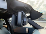 ETC2.0一体型の自動防眩機能付きバックミラー。後続車のヘッドライトの眩しさをセンサーで検知し、自動で減光して視界を快適に保ちます。夜間運転の疲労軽減と安全性向上に貢献する便利なアイテムです。