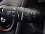 【オートワイパー機能】レバーをAUTOの位置にしているとき、レインセンサーが雨を感知すると、雨量に応じて、ワイパーが自動で作動します。