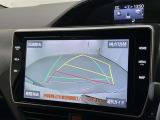 バックモニター付きです。後退時に車両の後ろ側を画面に表示します。車庫入れなどでバックする際に後方確認ができ便利です。