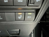 オートマチックハイビームとは、先行車や対向車のライトを認識し、ハイビームとロービームを自動で切り替える機能です。夜道の視界を確保します。詳細は販売店スタッフまでおたずねください。