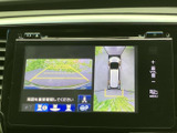 車両周辺を複数の視点から画面に表示し、駐車時に周囲の状況を確認する際に役立ちます。ガイド表示も備わり、車庫入れや狭い場所での取り回しを支えます。