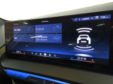 BMWカーブド・ディスプレイは、必要な情報をひと目で把握できるだけでなく、BMW iDriveの主要なインターフェイスとしてさまざまな機能の直観的な操作を可能にしています。