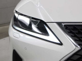 LEDヘッドランプにはアダプティブハイビームシステム「AHS」を採用。光検出カメラで車両検出をし、先行車や対向車に直接ハイビームを当てないように部分遮光します。