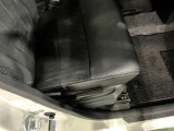痛みの出やすい運転席シートの角、フロアマット、座面、ともに良好です